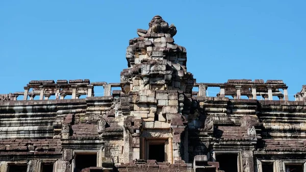 Kamboçya 'daki Khmer İmparatorluğu zamanından kalma alışılmadık, eski, terk edilmiş bir bina, antik kalıntılar, Güneydoğu Asya' nın mimari bir anıtı..