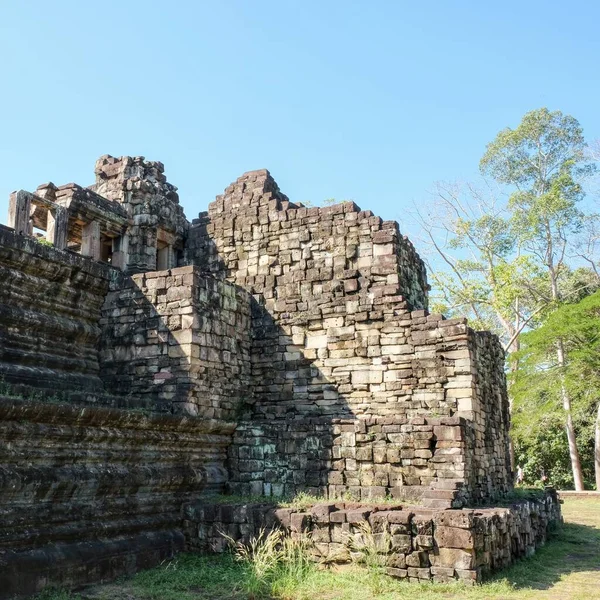 Руины Средневековых Каменных Зданий Камбоджийском Лесу Солнечный День — стоковое фото