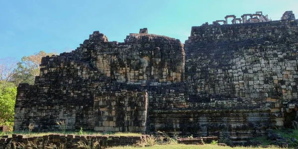 明るい日にカンボジアの森の中にある中世の石造りの建物の遺跡 — ストック写真