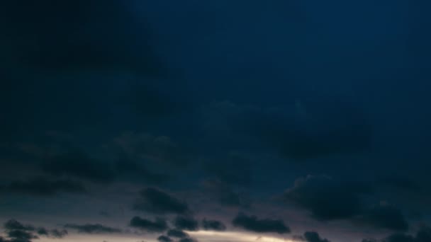 Güneş Bulutların Arkasından Yükselmeye Başladığında Sabah Gökyüzü Yavaşça Parlıyordu Manzara — Stok video