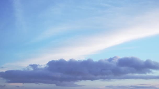 蓬松稀疏的云朵缓慢地在蓝天中移动 天空背景 时间流逝的视频 — 图库视频影像