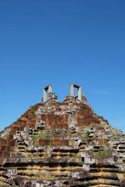 Reruntuhan Abad Pertengahan Dari Puncak Piramida Batu Kuno Kamboja Terletak — Stok Foto