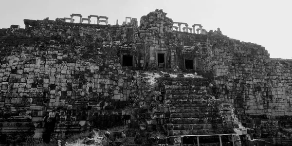 古代の建築記念碑 カンボジアのクメール時代から破壊された石造りの構造 — ストック写真