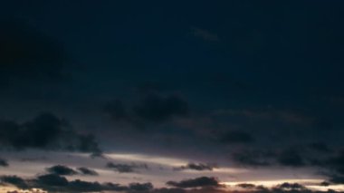 Sabah ışığı gökyüzüne sızmaya başladığında manzara şekillenmeye başlıyordu. Gökyüzü nefes kesici manzarayı yakalayan bu güzel zaman arkaplanı videosu için mükemmeldi.