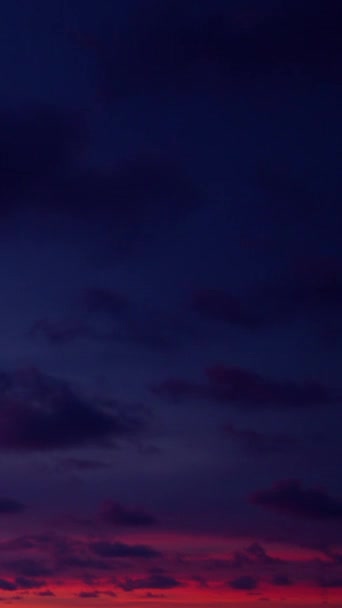 Восходом Солнца Небо Окрашено Оттенки Розового Пушистыми Облаками Обеспечивающими Контрастную — стоковое видео