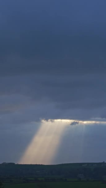 Raios Sol Rompem Cobertura Nuvem Pintando Paisagem Uma Luz Suave — Vídeo de Stock