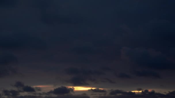Pôr Sol Foi Inspirador Com Nuvens Espalhadas Pelo Céu Escuro — Vídeo de Stock