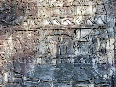 Khmer Bayon Tapınağı 'nın duvarlarında tarihi ve efsanevi konuları tasvir eden kadim levrek avcıları..
