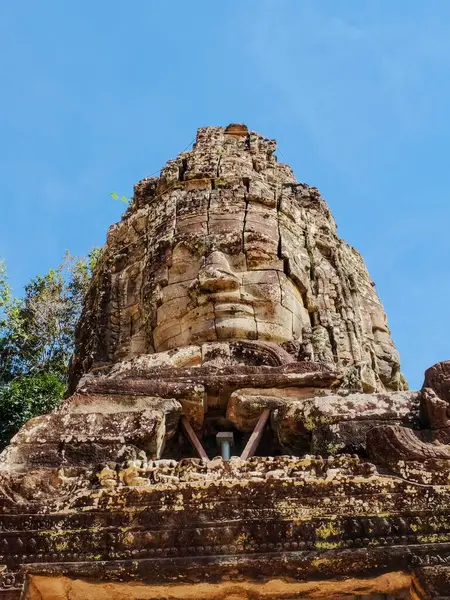 Sebuah Patung Batu Potret Seorang Pria Menara Candi Prohm Kamboja — Stok Foto