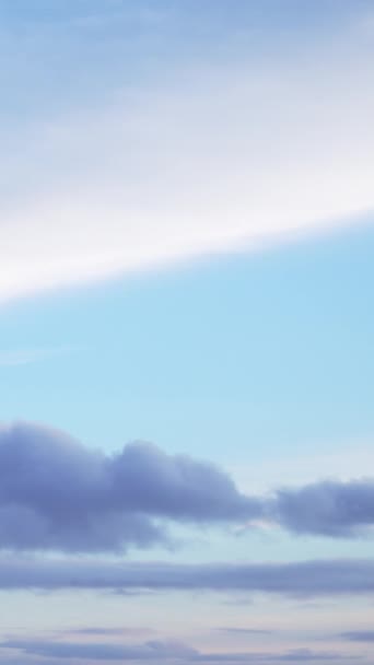 时光流逝的画面显示稀疏的云朵飘过宁静的蓝天 垂直录像 — 图库视频影像
