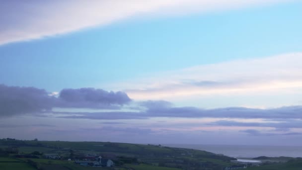 暮色中 爱尔兰乡村的宁静 在夜空中闪烁着令人叹为观止的时间片段 在头顶上漂浮着云彩 — 图库视频影像