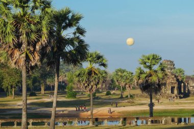Siem Reap, Kamboçya, 18 Aralık 2018. Kamboçya 'daki Angkor tapınağı kompleksinin ünlü antik Khmer kalıntılarının görüntüsü, gökyüzünde bir balon.