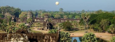 Angkor Tapınağı kalıntıları üzerinde yüzen balon.