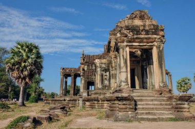 Ünlü Khmer 'de eski bir taş yapı güneşli bir günde Angkor şehrini terk etti..