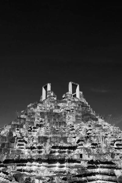 中世東南アジアの遺跡 澄んだ空に対するカンボジアからの古代の石のピラミッドの上 — ストック写真