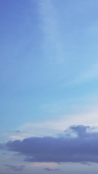 蓝色的天空和云彩被描绘在一个延时的视频中 垂直录像 — 图库视频影像