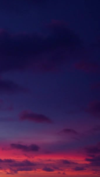 Розовое Небо Завораживающим Зрелищем Утром Облака Добавляли Неземную Красоту Вертикальное — стоковое видео