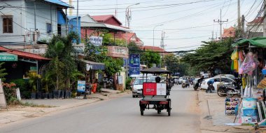 Siem Reap, Kamboçya, 8 Aralık 2018. Otomobil çekçekçekleri ve kaotik mimarisi olan tipik Kamboçya sokak manzarası. Sokak hayatı.