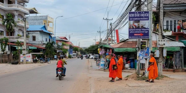 Siem Reap Cambodia December 2018 柬埔寨城市街道上几个身穿橙色衣服的秃头僧人 — 图库照片