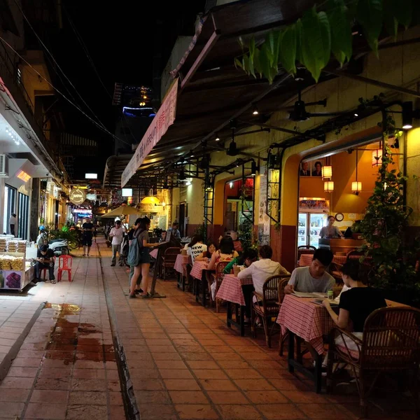 カンボジアのシェムリアップ 2018年12月9日 アジアの都市の夜に小さな屋外カフェの訪問者とテーブル — ストック写真