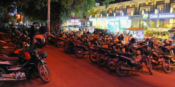 stock image Siem Reap, Cambodia, December 9, 2018. Parking with lots of motorbikes on a night Cambodian street. Popular Asian transport.