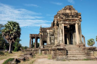 Güneşli bir günde terk edilmiş ünlü Angkor Khmer şehrindeki tek bir antik taş yapının görüntüsü..