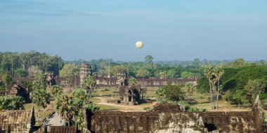 Antik Khmer kalıntıları, yukarıda balon, Angkor, Kamboçya 'da.