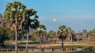 Siem Reap, Kamboçya, 18 Aralık 2018. Angkor tapınağı gökyüzünde bir balonla yıkıldı, Kamboçya.
