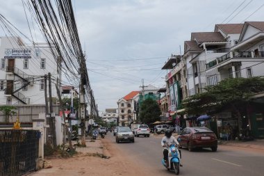 Siem Reap, Kamboçya, 8 Aralık 2018. Asya sokak trafiği. Akşamları Siem Reap 'e giden yolda trafik vardı. Kentsel yaşamın Kamboçya sahnesi.