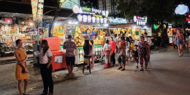 Siem Reap, Kamboçya, 9 Aralık 2018. Pub Caddesi 'nin hareketli yollarında ilerleyen insanlar, Kamboçya' nın gözde bir turistik mekanı, gece çöktüğünde.