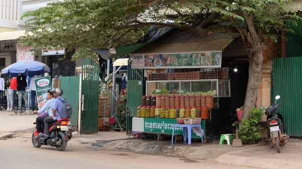 Siem Reap Cambodia December 2018 在路边的一个小摊位上陈列着各种各样的蔬菜 水果和调味品的图片 — 图库照片