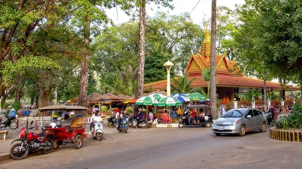 カンボジアのシェムリアップ 2018年12月12日 カンボジアの中心部の最も忙しい交差点の1つ 道路や道路のベンダー上の車両 — ストック写真