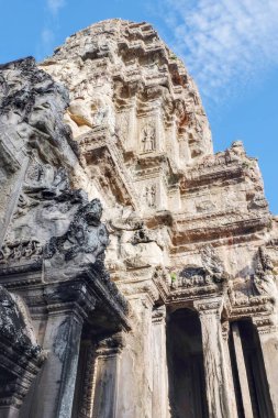 Antik Angkor Tapınağı Kamboçya 'daki tarihi öyküleri anlatan oyma taş duvarların büyüleyici bir görüntüsü..