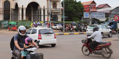 Siem Reap, Kamboçya, 8 Aralık 2018. Akşam saatlerinde Siem Reap, Kamboçya yolundaki yoğun Asya sokak trafiğini gösteren resim.