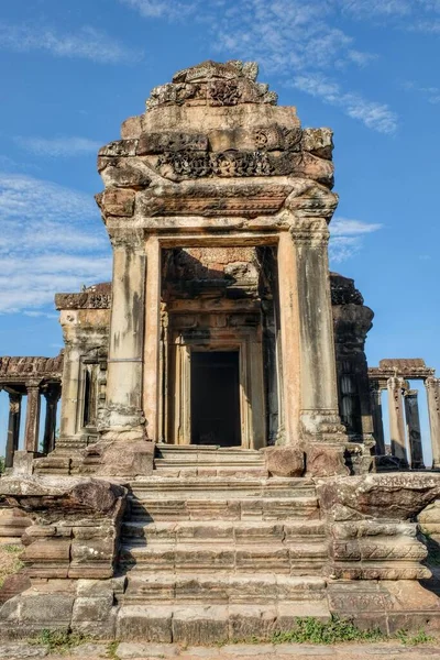 Angkor, Khmer 'in ünlü terk edilmiş şehrinde aydınlık bir günde antik bir taş yapının fotoğrafı..