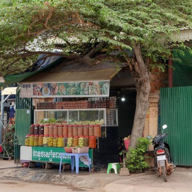 Siem Reap, Kamboçya, 8 Aralık 2018. Yol kenarında sebze, meyve, baharat sunan küçük bir büfe..