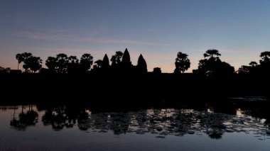 Kamboçya 'da alacakaranlık manzarası, Angkor Tapınağı' nın esrarengiz ana hatlarıyla ve onun kuşatıcı bölgesiyle yavaşça akşam ile birleşiyor..
