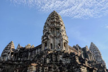 Angkor Wat 'ın yüksek taş kulesinin üzerinde açık bir gökyüzü.