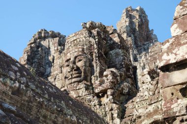 Bir Khmer mucizesi olan Bayon Tapınağı 'nın kulelerine insan yüzleri ustalıkla oyulmuş..