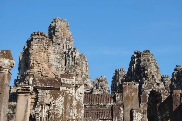 Сценический Вид Каменных Башен Древнего Храма Байон Человеческими Лицами Камбодже — стоковое фото