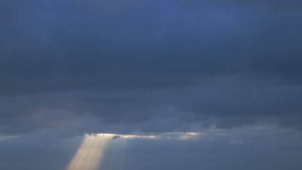 Sluneční Paprsky Pronikají Zasmušilou Oblačnou Oblohou Načasování Videa — Stock video