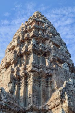 Khmer tapınağı Angkor Wat taş kulesi mavi gökyüzüne karşı.