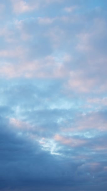 夕方の空の変化する色合いは 雲の動きによって強調されます このビデオでは 曇った背景を持つ空の見事なタイムラプスが紹介されています — ストック動画