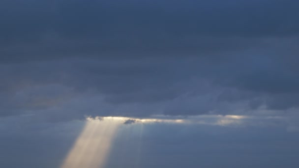 Nuvens Separam Para Revelar Raios Brilhantes Sol Vídeo Timelapse — Vídeo de Stock