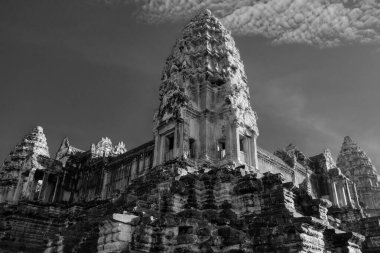 Angkor Wat 'ın görkemli taş kulesi, temiz gökyüzü arkaplanı..