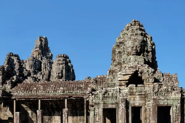 Каменные Башни Человеческими Лицами Древнего Храма Байон Солнечным Небом Камбодже — стоковое фото