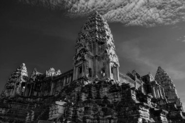 Kamboçya 'daki Angkor Wat Khmer Tapınağı' nın uzun süslü taş kulesi..