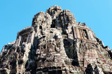 Kamboçya 'daki Khmer İmparatorluğu' nun bir kalıntısı olan Bayon Tapınağı 'nın birincil yapısının fotoğrafı..