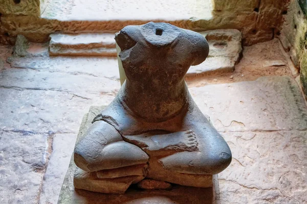 stock image Image showcasing a damaged sculptural representation of Buddha in an ancient Cambodian temple, with notable decapitation, indicative of vandalism.