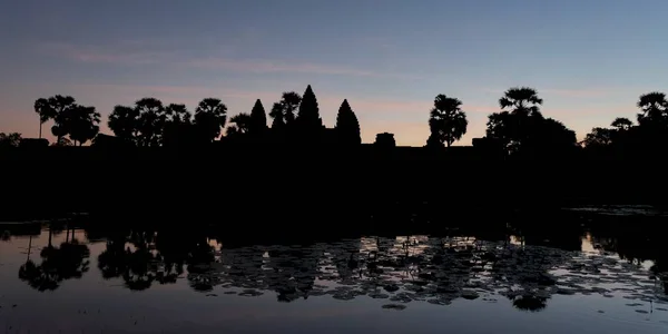 Antik Angkor Tapınağı Nın Silueti Koyu Gökyüzüne Karşı Görkemli Bir — Stok fotoğraf